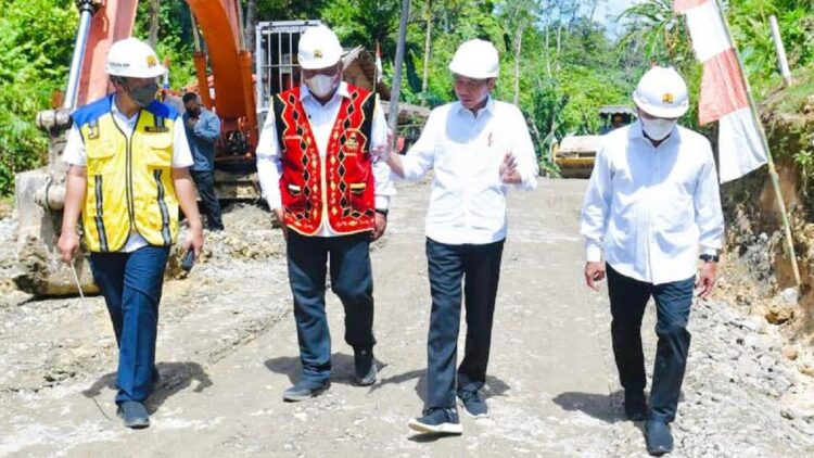 Presiden Jokowi meninjau proyek peningkatan struktur jalan Laehuwa-Ombolata-Tumula-Faekhuna’a di Nias Utara, Sumut, Rabu (06/07/2022). (Foto: Humas Setkab/Kris)