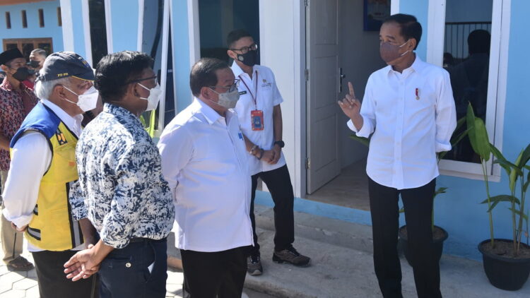 Presiden Jokowi meninjau Proyek Pengembangan Sarana Hunian Pendukung Kawasan Pariwisata di Kampung Baru, Kawasan Pantai Marina, Labuan Bajo, Manggarai Barat, Jumat (22/07/2022) pagi. (Foto: Humas Setkab/Jay)