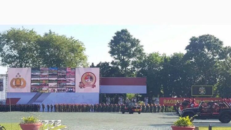 Presiden Joko Widodo sedang memeriksa pasukan saat menjadi inspektur upacara HUT Ke-76 Bhayangkara di Akpol Semarang, Selasa. (ANTARA/ I.C.Senjaya)