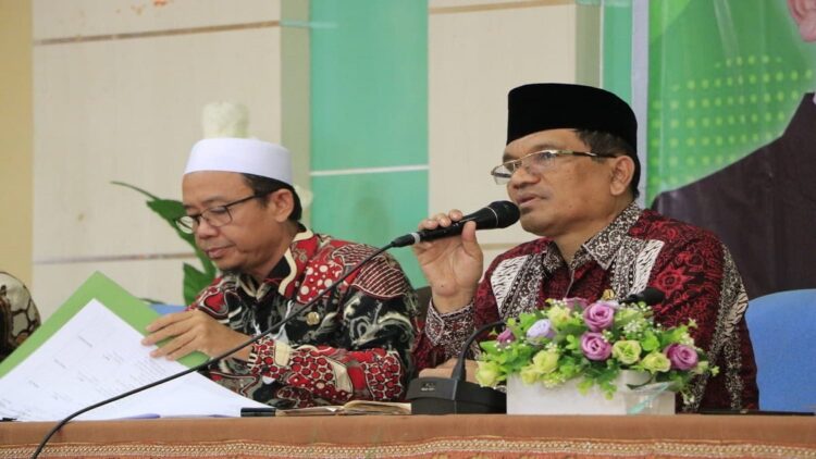 Kakanwil Kemenag Sumbar Helmi (kanan). (Kemeng Sumbar)