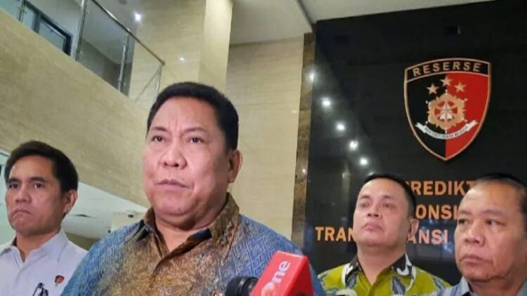 Kepala Badan Narkotika Nasional (BNN) Komjen Pol Petrus Reinhard Golose (tengah) didampingi Direktur Tindak Pidana Narkoba (Dirnarkoba) Bareskrim Polri Brigjen Pol Krisno H Siregar (kiri) memberikan keterangan pers seusai menandatangani nota kesepahaman (MoU) dengan Bareskrim di Mabes Polri, Jakarta, Selasa (12/7/2022). (ANTARA/Laily Rahmawaty)