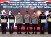 Berdedikasi, Empat Personel Bidhumas Polda Sumbar Dapat Penghargaan dari Kapolda