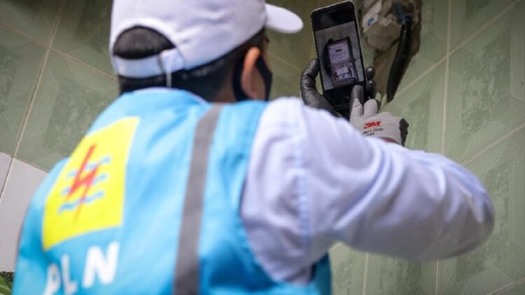 Petugas PLN memeriksa meteran listrik. (net)