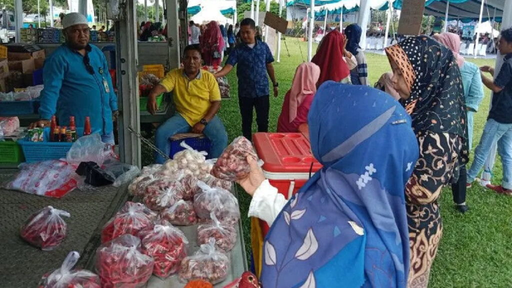 Pasar murah di GOR Rang Agam.