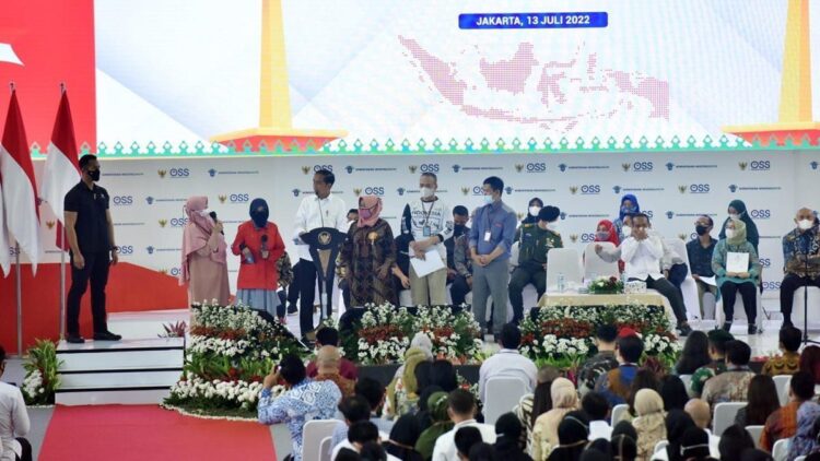 Presiden Jokowi dalam acara pemberian NIB bagi pelaku UMK perseorangan, Rabu (13/07/2022), di Gedung Olahraga Nanggala Kopassus, Jaktim. (Foto: Humas Setkab/Jay)