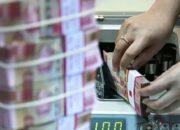 Ilustrasi: Petugas teller sedang menghitung rupiah melalui mesin penghitung uang (ANTARA FOTO)