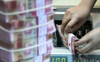 Ilustrasi: Petugas teller sedang menghitung rupiah melalui mesin penghitung uang (ANTARA FOTO)