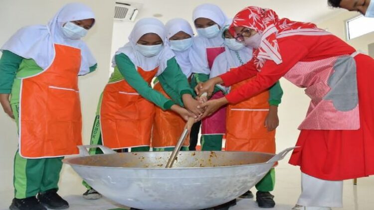 ARSIP: Anak-anak diajarkan memasak rendang. (Foto: Dok. Istimewa)