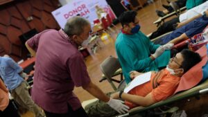 Dirkeu dan Umum Semen Padang Oktoweri mengecek peserta donor darah.