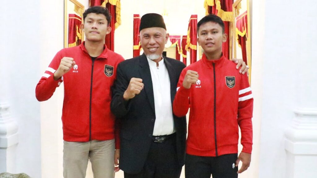 Gubernur Mahyeldi bertemu dua anak muda Sumbar yang jadi penggawa Timnas U-16