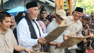 Gubernur Mahyeldi dalam pasar rakyat Nagari Padang Sibusuak.