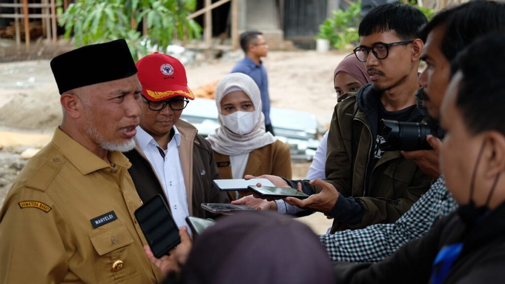 Gubernur Mahyeldi diwawancarai wartawan terkait penanaman kaliandra