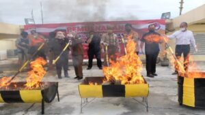 Pembakaran barang bukti ganja kering yang diungkap Ditresnarkoba Polda Sumbar yang dimusnahkan pada Kamis (4/8/2022).