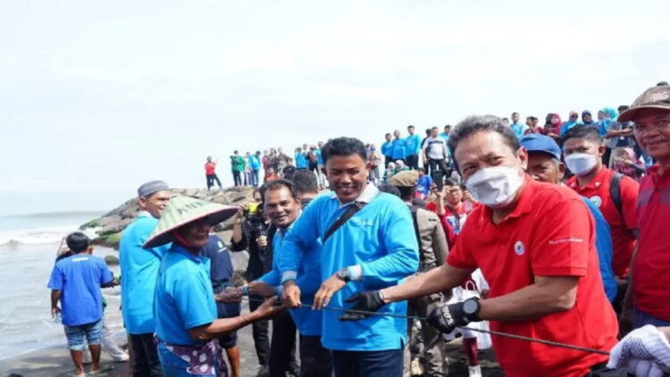 Menteri Kelautan dan Perikanan (KKP) Sakti Wahyu Trenggono memraktikkan tradisi "Maelo Pukek" bersama nelayan di kawasan Purus, Padang, Sumatera Barat (Sumbar), pada Minggu (21/8). ANTARA/FathulAbdi