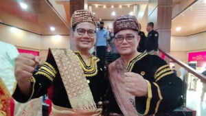 Pakai baju adat Minang, Kadept Komunikasi PT Semen Padang Iskandar Z Lubis dan Ketua DPRD Padang Syahrial Kani