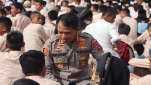 Kapolresta Padang Kombes Pol Ferry Harahap saat sidak dua SMKN di Padang untuk antisipasi tawuran
