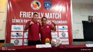 Kapten Semen Padang FC dan coach Delfiadri