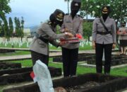 Jelang Hari Jadi, Polwan Polda Sumbar Ziarah di TMP Kusuma Bangsa