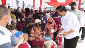 Presiden Jokowi didampingi Ibu Iriana Joko Widodo menyerahkan BMK dan BLT minyak goreng kepada peserta Program Keluarga Harapan (PKH) di Pasar Sungai Duri, Kabupaten Bengkayang, Provinsi Kalimantan Barat, pada Selasa (09/08/2022). (Foto: BPMI Setpres/Kris)