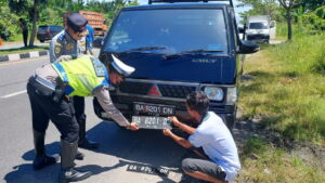 Personil Unit BM Satlantas Polresta Padang menindak tegas kendaraan yang menggunakan plat nomor timbul