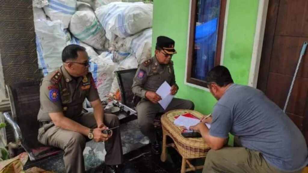 Satpol PP Damkar Agam lakukan pembinaan warga yang melanggar Perda