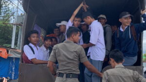 Satpol PP Padang antarkan pelajar pulang
