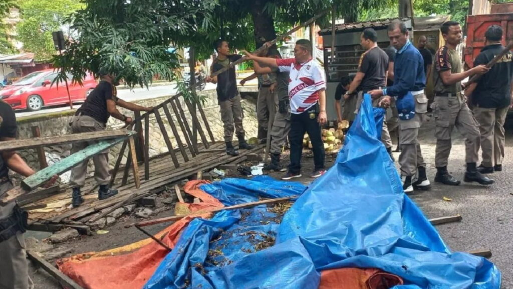 Satpol PP Padang tertibkan lapak PKL di kawasan Jati.