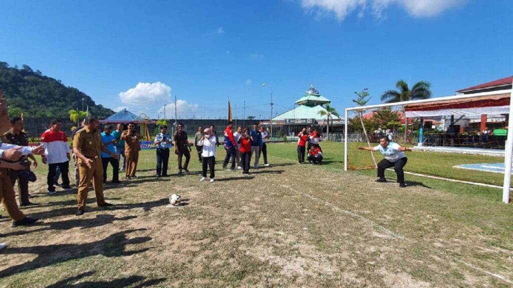 Wagub Sumbar menendang bola sebagai pembukaan mini soccer turnamen