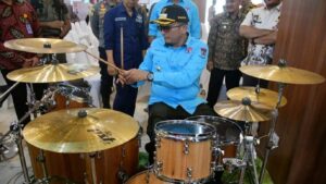 Wali Kota Hendri Septa main drum di Pekan Ekonomi Kreatif 2022