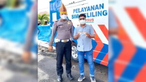 Warga memanfaatkan layanan SIM keliling Polresta Padang. (IST)