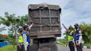 Satlantas Polresta Padang menertibkan truk pengangkut pasir. (IST)