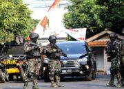 Rekonstruksi Pembunuhan Brigadir J Dikawal Brimob Bersenjata, 78 Adegan Diperagakan Tersangka