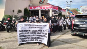 Ratusan guru honorer demo ke kantor DPRD Padang
