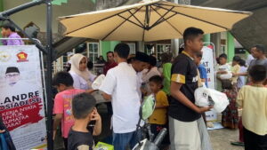 Pengurus Gerindra Sumbar membagikan nasi kotak Jumat Berkah bersama Gerindra yang diprakarsai Ketua DPD Gerindra Sumbar Andre Rosiade di Masjid Quba, Pauh, Padang