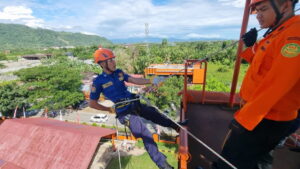 Latihan High Angle Rescue Techniques (HART) anggota Damkar Padang yang digelar Basarnas Padang