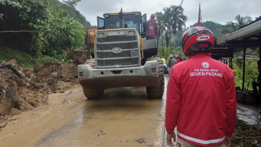 Longsor di Sitinjau Lauik sudah bisa dilalui setelah alat berat dari Semen Padang membersihkan material.