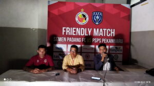 pelatih Semen Padang FC Delfiadri dan kapten saat presscon usai pertandingan