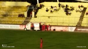 pemain Semen Padang FC dilarikan pakai ambulans (tangkapan video)