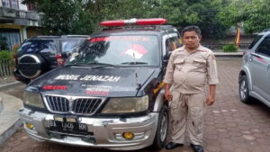 Pengelola Mobil Jenazah Amai Malah dan Husin Almarhum, Erianto bersama mobil jenazah gratis. (Antara/HO-Dok Erianto)