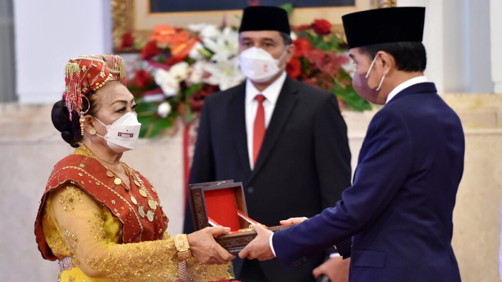 Presiden Jokowi menganugerahkan tanda kehormatan Republik Indonesia, di Istana Negara, Jakarta, Kamis (12/08/2022). (Foto: Humas Setkab/Jay)