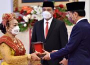 Presiden Jokowi Anugerahkan Tanda Kehormatan bagi 127 Tokoh