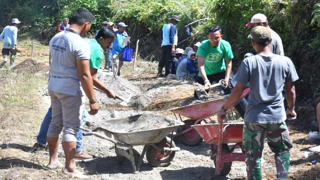 pengecoran jalan Bukit Aua Limau Manih oleh Semen Padang