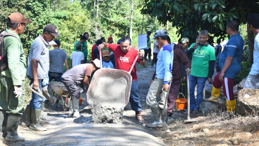 pengecoran jalan Bukit Aua Limau Manih oleh Semen Padang