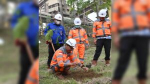 Direktur Operasi PT Semen Padang Indrieffouny Indra melakukan penanaman pohon di area rawmill Indarung V Jumat (19/08/2022). Tahun 2022 ini ditargetkan ditanam sebanyak 1000 pohon di area pabrik PT Semen Padang.