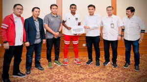 Deputi Bidang Protokol, Pers, dan Media, Setpres, menyerahkan bonus Presiden Jokowi kepada Timnas U-16, di Hotel Sultan, Jakarta, Kamis (18/08/2022)