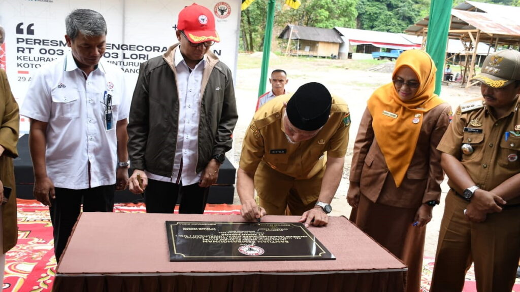 Peresmian jalan pintu angin lori Ponpes Darul Ulum Padang.