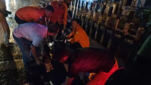 Petugas penjaga perlintasan KA di Padang meninggal dan dievakuasi tim SAR.
