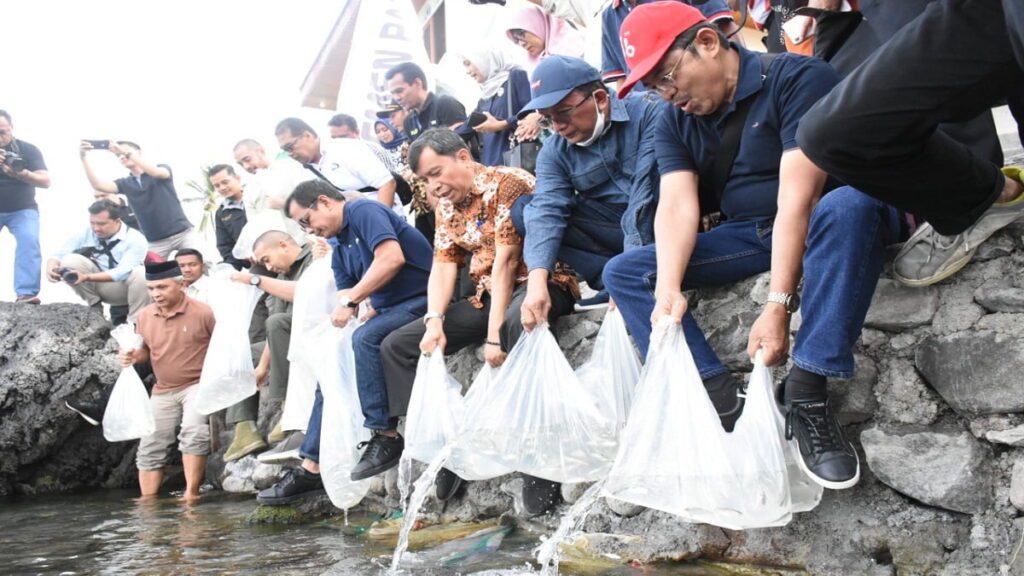 Tebar benih ikan bilih di Danau Singkarak yang digelar Semen Padang dan sejumlah instansi.