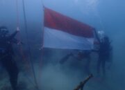 Peringati HUT RI, Lanal Banten Kibarkan Merah Putih di Bawah Laut Selat Sunda