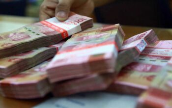 Volatilitas Nilai Tukar Rupiah. Tumpukan uang rupiah di sebuah tempat penukarang uang di Jakarta, Senin (22/2/2021). Pada awal 2021, nilai tukar rupiah terus menunjukkan tren positif disebabkan aliran masuk investasi asing langsung (FDI). BI juga terus melanjutkan kebijakan menjaga volatilitas nilai tukar rupiah yang aman. BeritaSatu Photo/Mohammad Defrizal